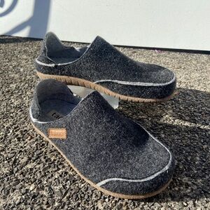 Taos Footwear Charcoal Gray Felt Clogs